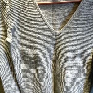 Old Navy Light Gray V-Neck Sweater